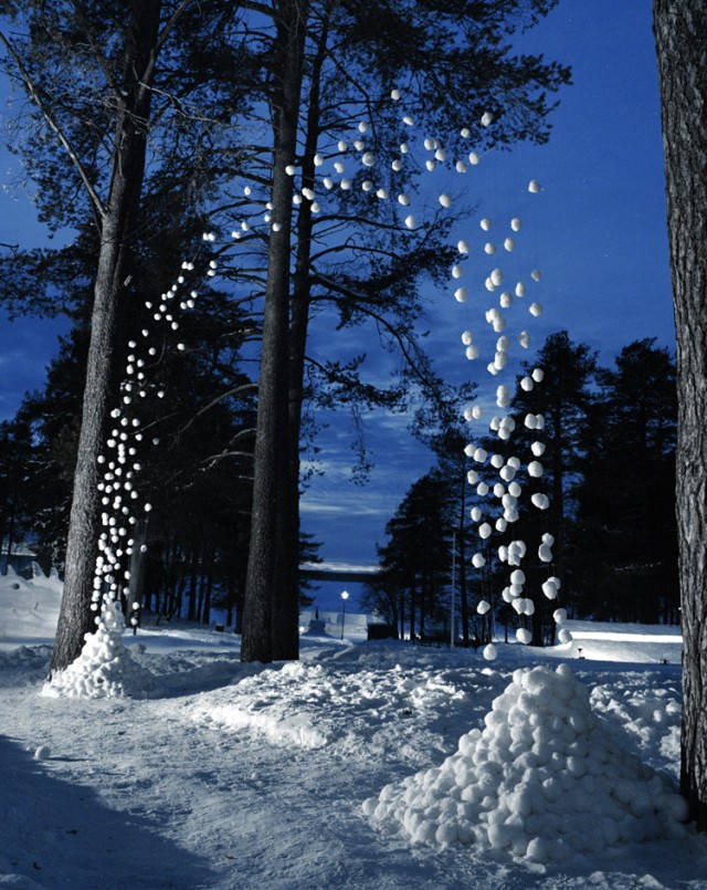 Cornela Conrads, land art with snow balls.