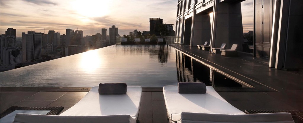 The infinity pool of the Okura Prestige Bangkok, located on the 25th floor, offers spectacular panoramic city views.