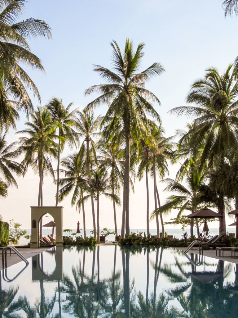 The central infinity pool. The very heart of the Moevenpick Resort Laem Yai Beach Samui. photo: the art resort