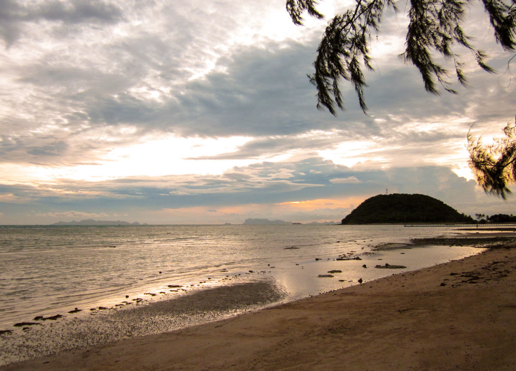 Sundown at Laem Yai Beach. Seen from the Moevenpick Resort, Samui. photo: the art resort