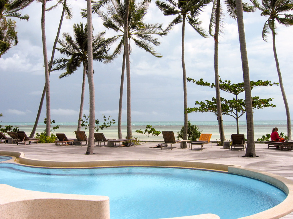 The beach within reach. The gently curved seaside pool next to the Terrace, the restaurant of the Moevenpick Resort Laem Yai Beach Samui. photo: the art resort