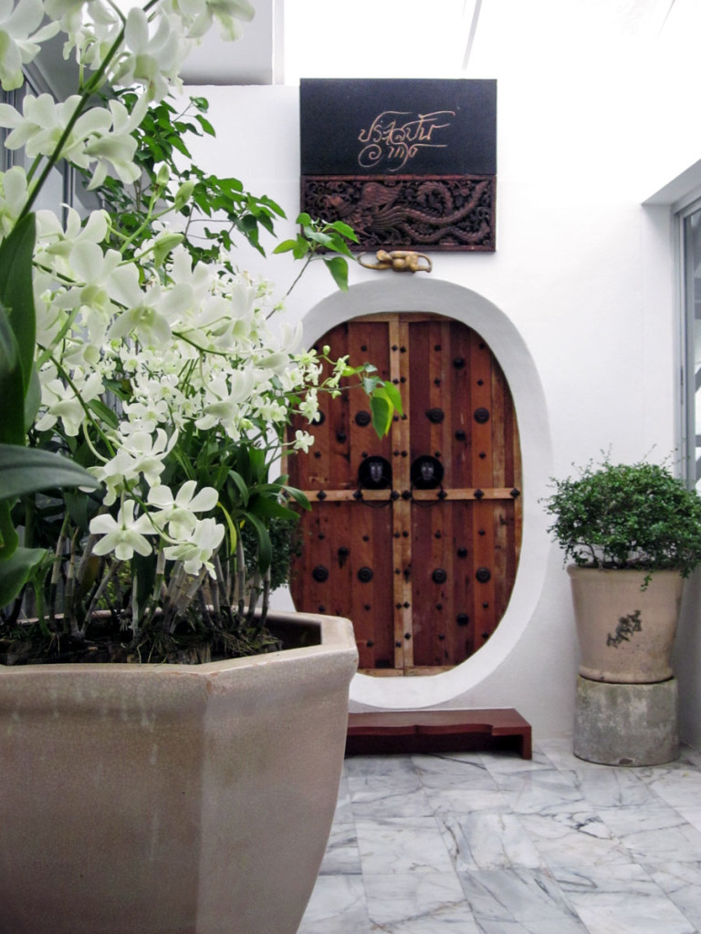 The entrance of the Inao Suite at the Muang Kulaypan beach resort, Samui. A mystical door to the secret palace. photo: the art