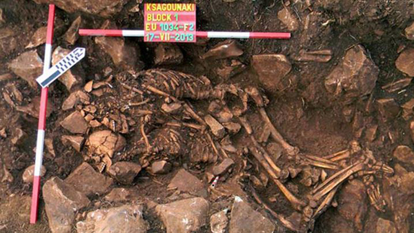 The prehistoric remains of a couple found in an embrace in the cave of Diros<br />Photo: Courtesy Greek Culture Ministry