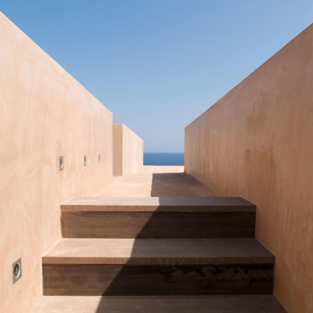 La Réserve Ramatuelle Hotel, Spa and Villas, designed by architect Jean-Michel Wilmotte who created iconic spaces that pay reverence to the environment surrounding them. A soft color palette of ochre, white, and sandy beige gracefully mirrors its serene seaside setting.