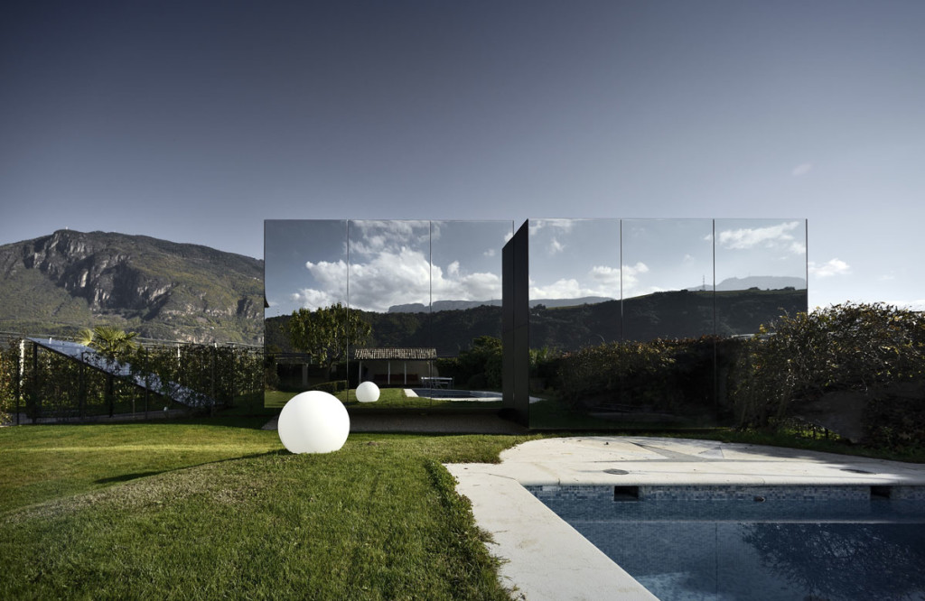 The Mirror Houses are two luxury holiday units designed by Peter Pichler Architecture. They are located outside Bolzano in the South Tyrolean Dolomites.