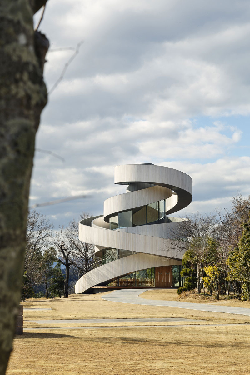 By joining two spiral stairways so that they supports each other, Hiroshi Nakamura designed the quintessential wedding chapel. Photo © Koji Fujii / Nacasa &amp; Partners Inc